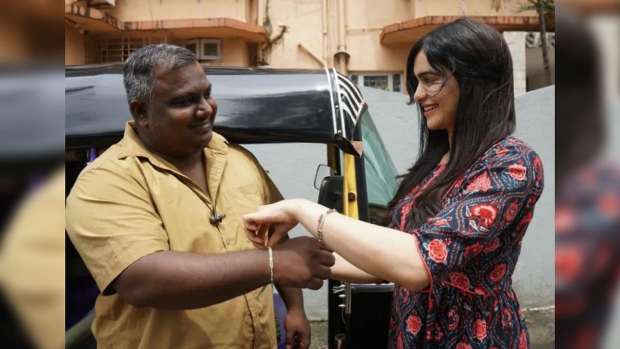 Rakshabandhan 2022 bollywood actress Adah sharma tied rakhi to auto drivers see video