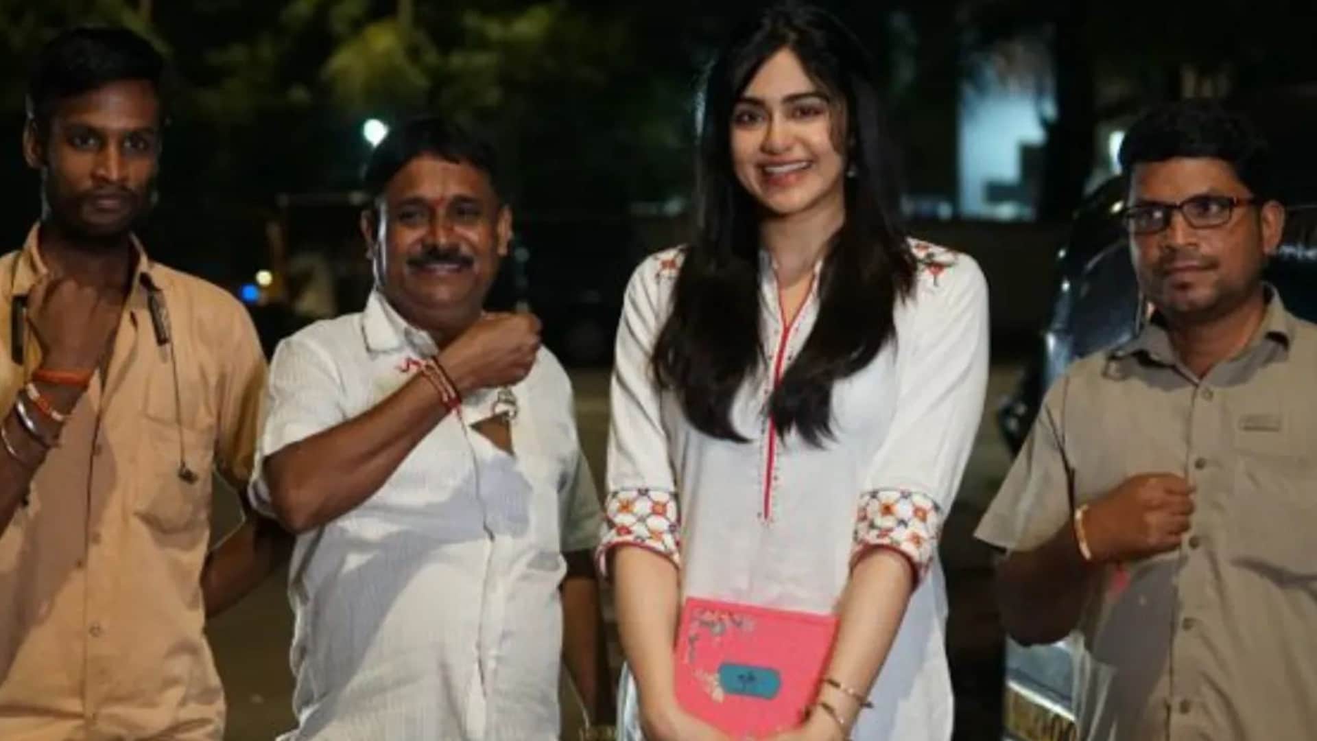 Rakshabandhan 2022 bollywood actress Adah sharma tied rakhi to auto drivers see video