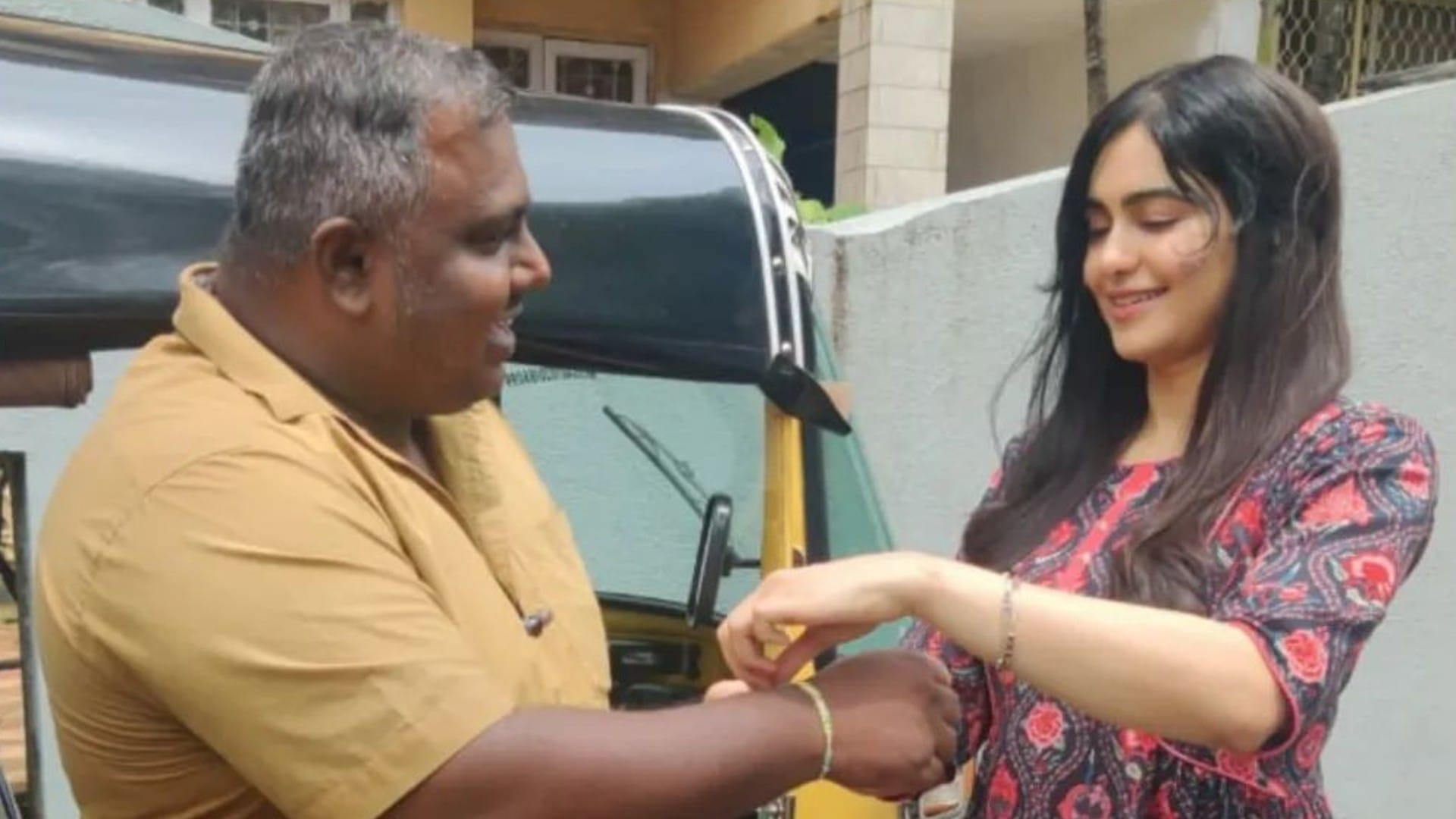 Rakshabandhan 2022 bollywood actress Adah sharma tied rakhi to auto drivers see video