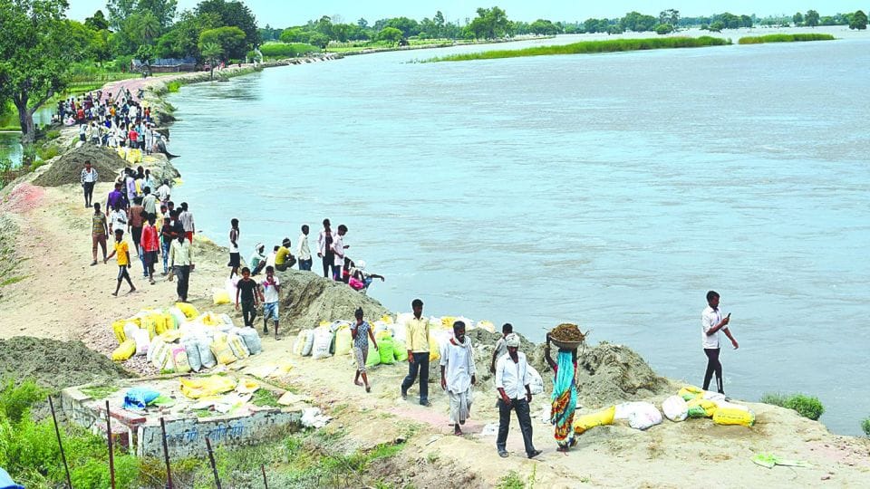 11 flood affected villages will be evacuated in Kasganj due to Ganga erosion