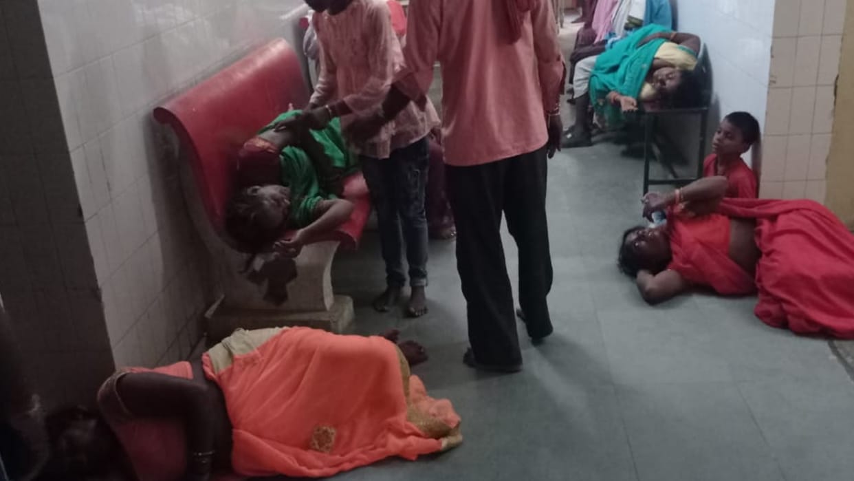 Pickup bus returning from Ayodhya collided 20 injured