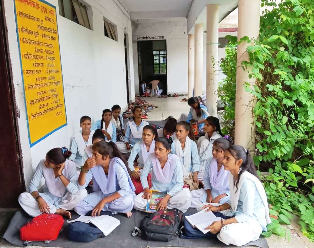 Mahoba: Student numbers increased in GIC, classes going on in the verandah