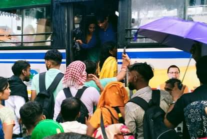 बसों में भीड़