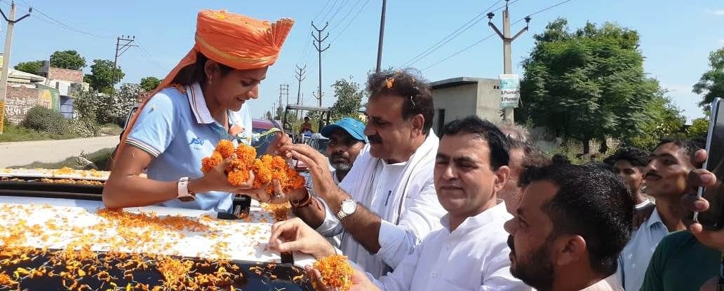 Priyanka Goswami worshiped the totem, villagers showered flowers