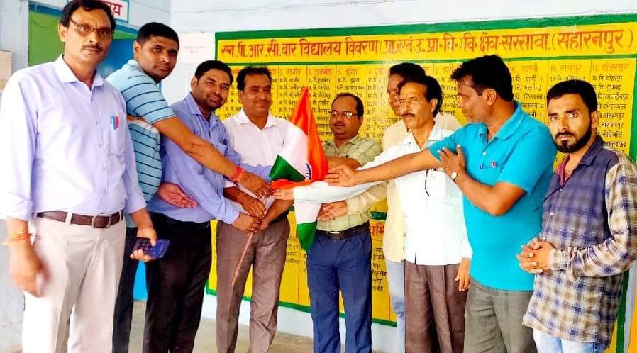 Teachers handed over the national flag to the Block Education Officer