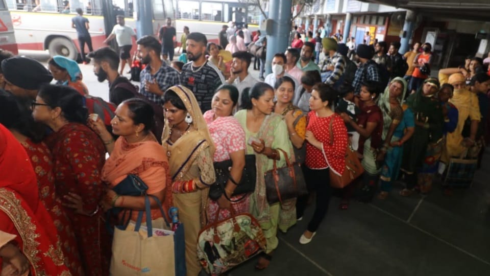 Huge crowd in buses on Raksha Bandhan in Chandigarh