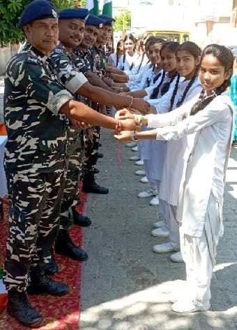 Girls tied rakhi to SSB-police personnel