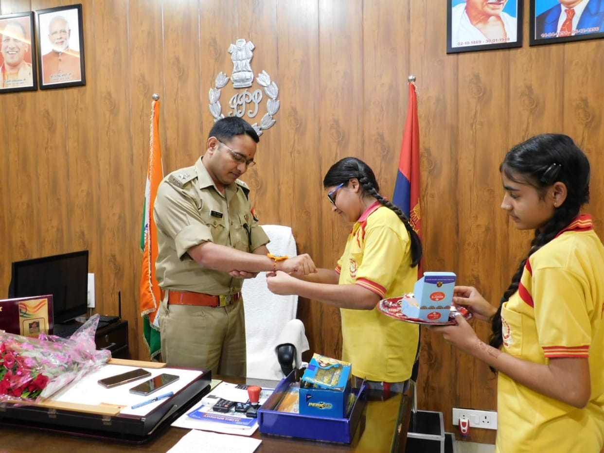 Girls tied rakhi to SSP, took the promise of security