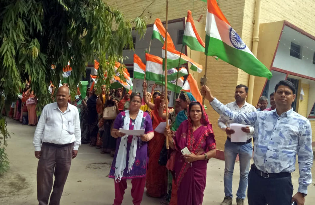 Kannauj: Group Sakhis took out the tricolor journey on foot for four kilometers