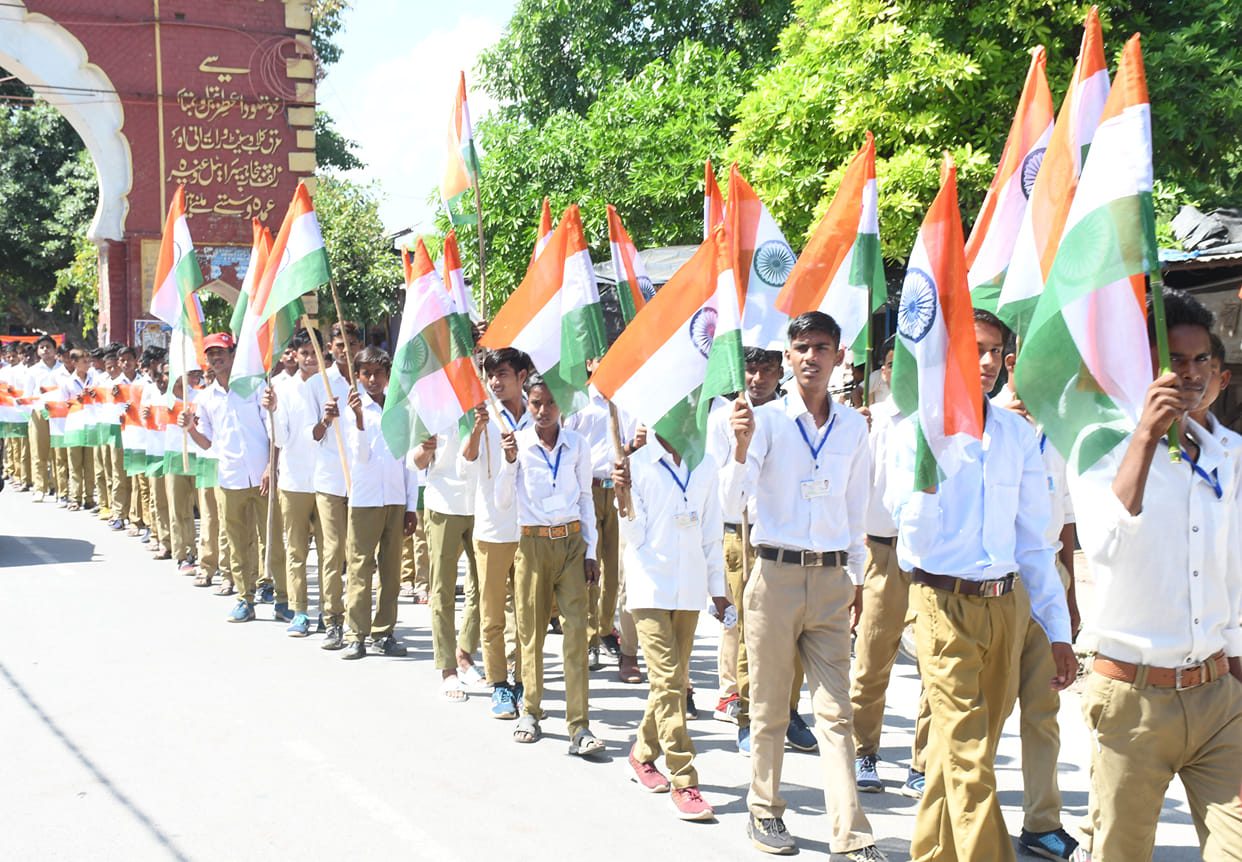 Kannauj: The growing patriotism among the youth, the craze for putting the tricolor in every house