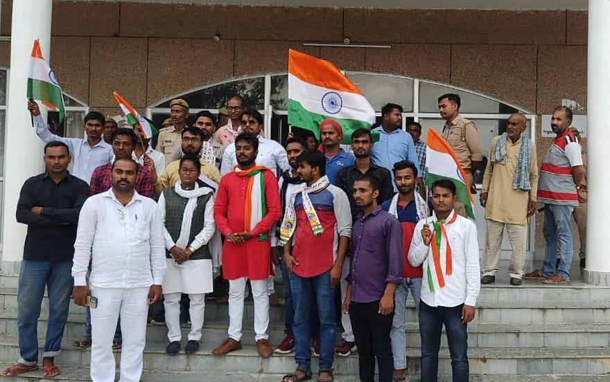 Chitrakoot: Demonstration for separate Bundelkhand state, National Humanitarian Party submitted memorandum to DM