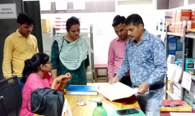 Kannauj: Staff nurse could not wear gloves in front of Kayakalp team