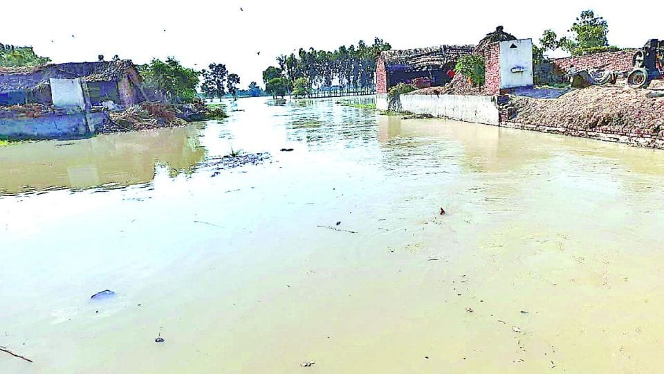 11 flood affected villages will be evacuated in Kasganj due to Ganga erosion