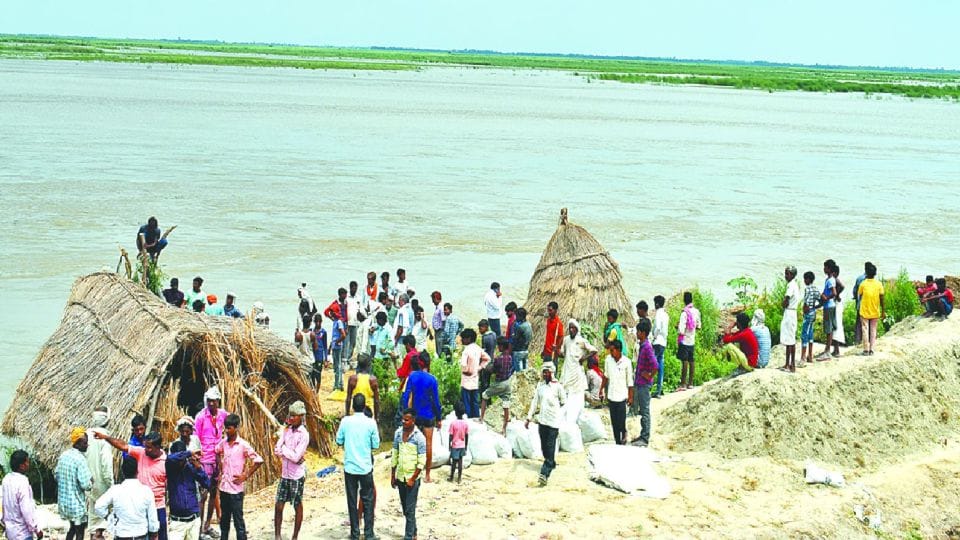 11 flood affected villages will be evacuated in Kasganj due to Ganga erosion