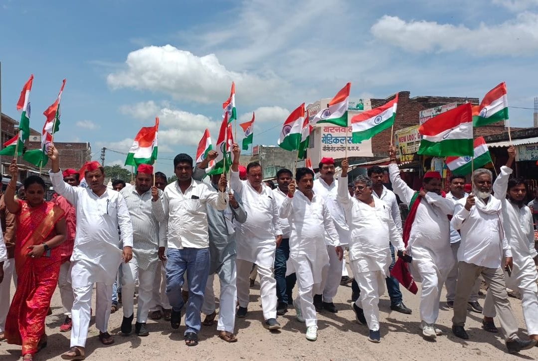 SP workers took out tricolor yatra