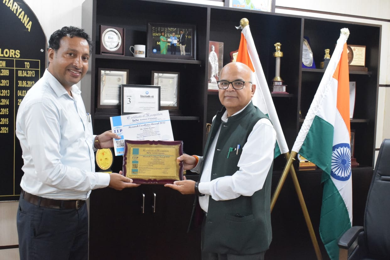 Dr. Sumit Kumar received Research Excellence Award
