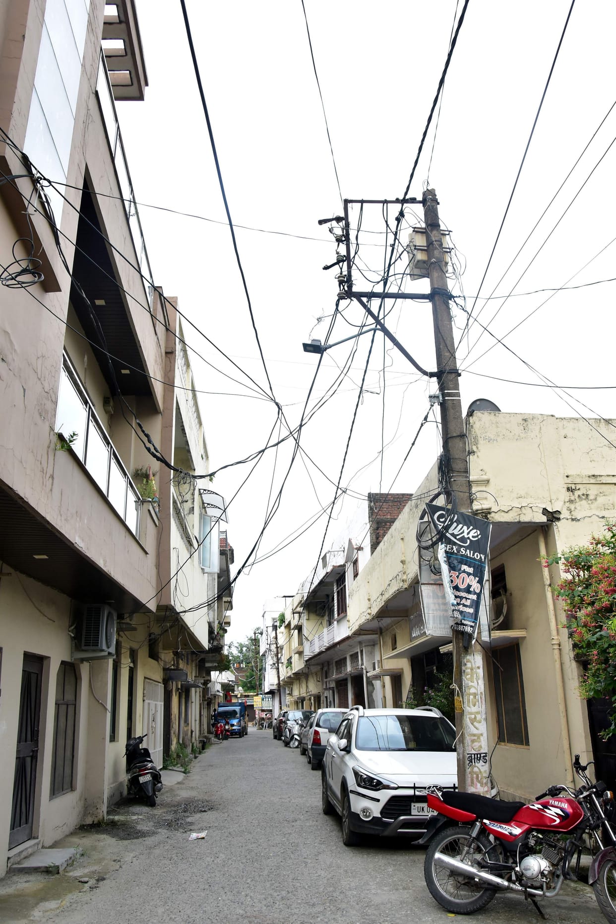 Scooty rider seriously injured due to electric pole falling, local people create ruckus