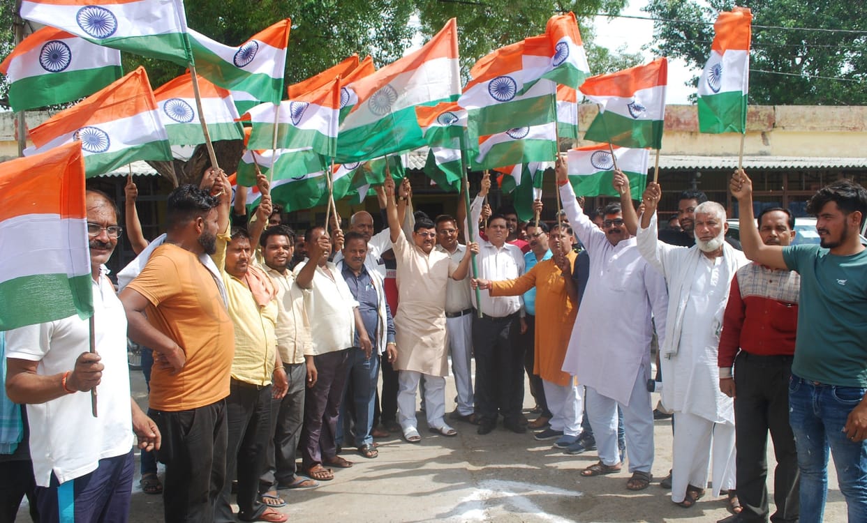 Hathras: Tricolor Yatra: The tricolor scattered on the streets, the city resonated with slogans