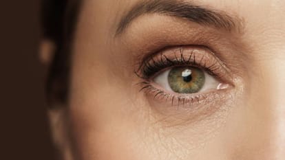 Eye Blinking Reason:महिलाओं की बाईं आंख फड़कने का क्या होता है मतलब