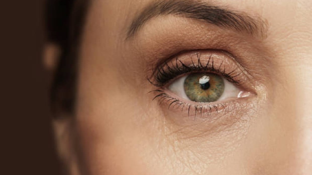 Right Or Left Eye Blinking For Female Astrology Meaning Right Eye Fadakna Shubh Ya Ashubh In Hindi