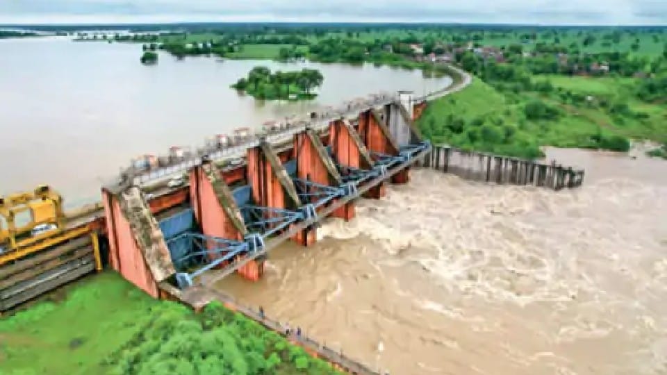 इंदौर के यशवंत सागर डैम के गेट खोल दिए गए हैं।