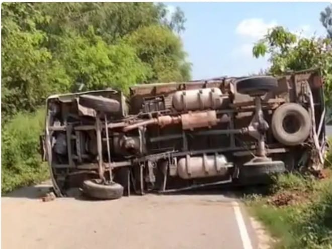 The truck overturned, the driver died due to overturning, Kurukshetra