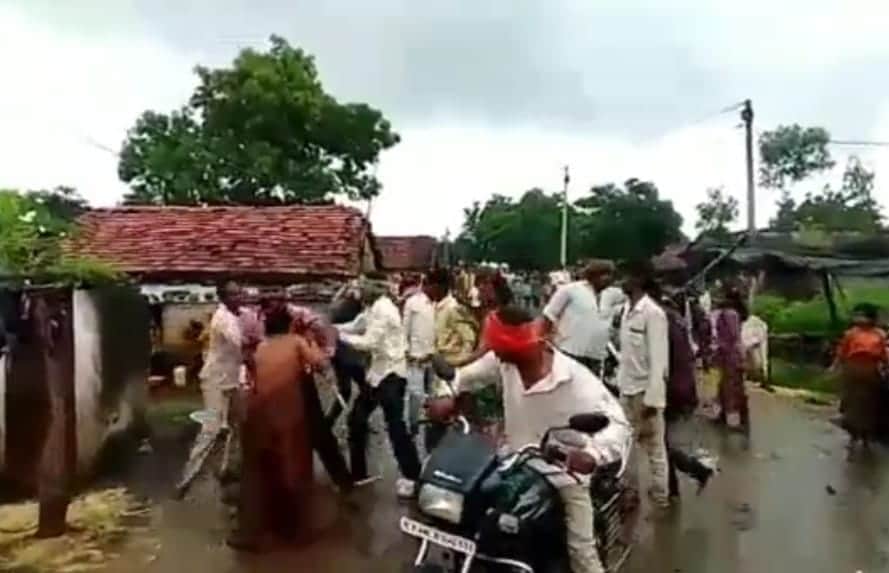 MP NEWS: In Jhabua, the miscreants beat up the woman with sticks, on the day of Rakshabandhan, humanity was as