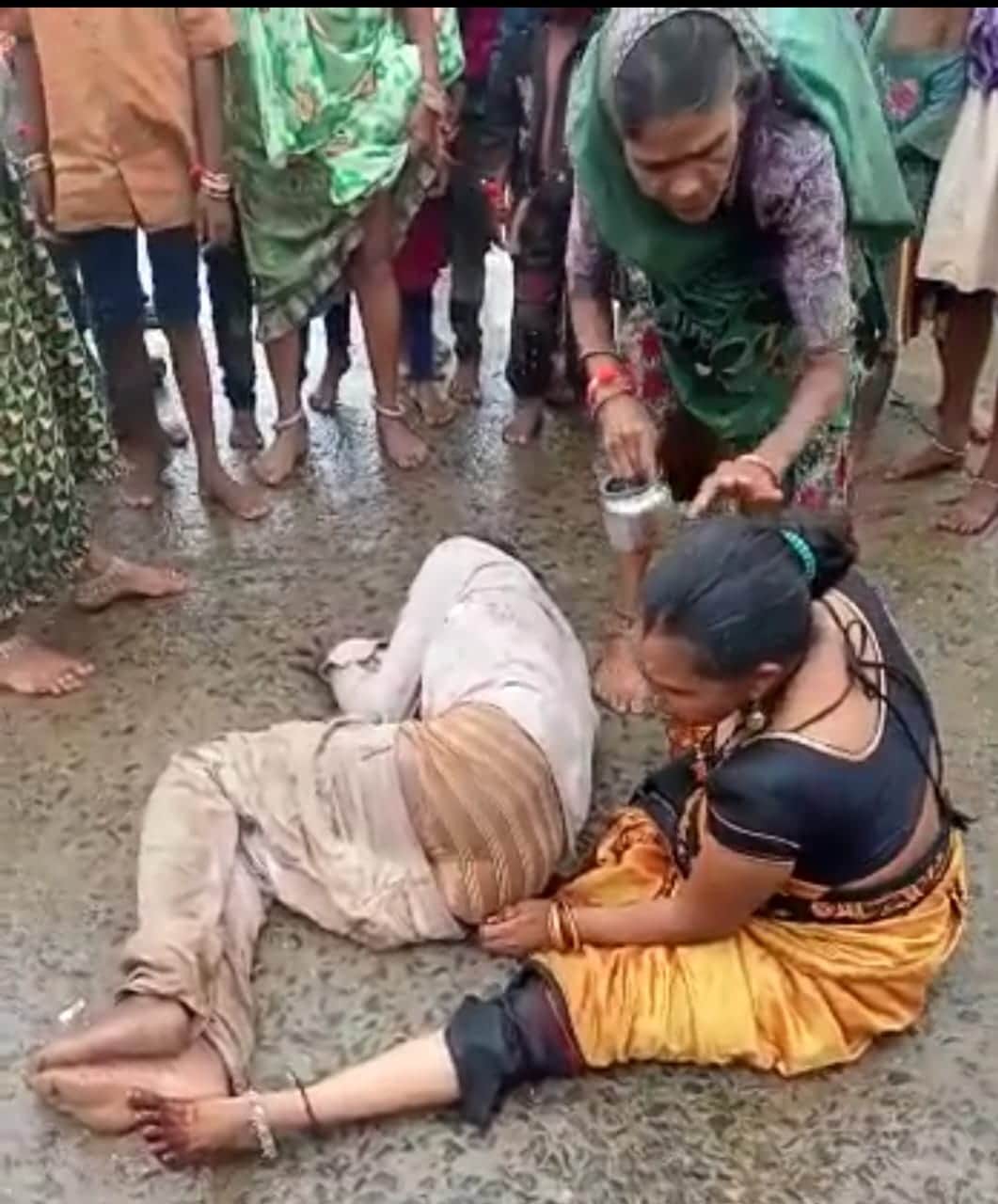 MP NEWS: In Jhabua, the miscreants beat up the woman with sticks, on the day of Rakshabandhan, humanity was as
