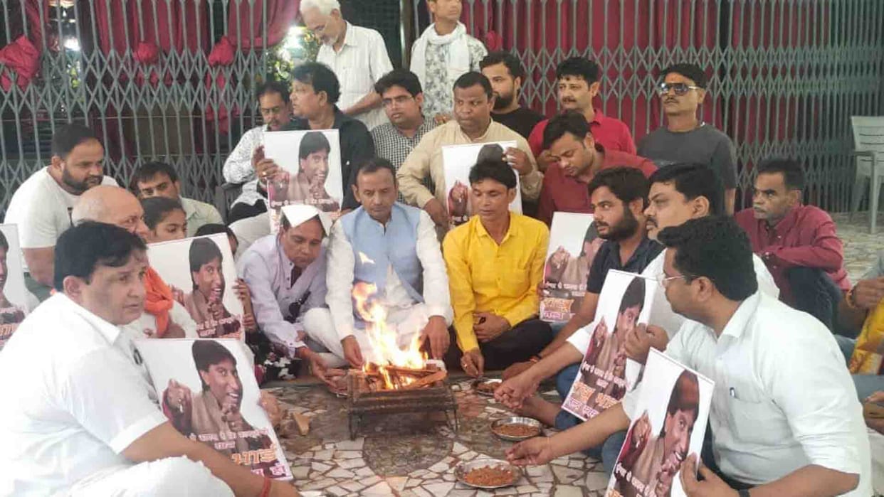 Kanpur: For the health of Raju Srivastava his well-wishers worshiped