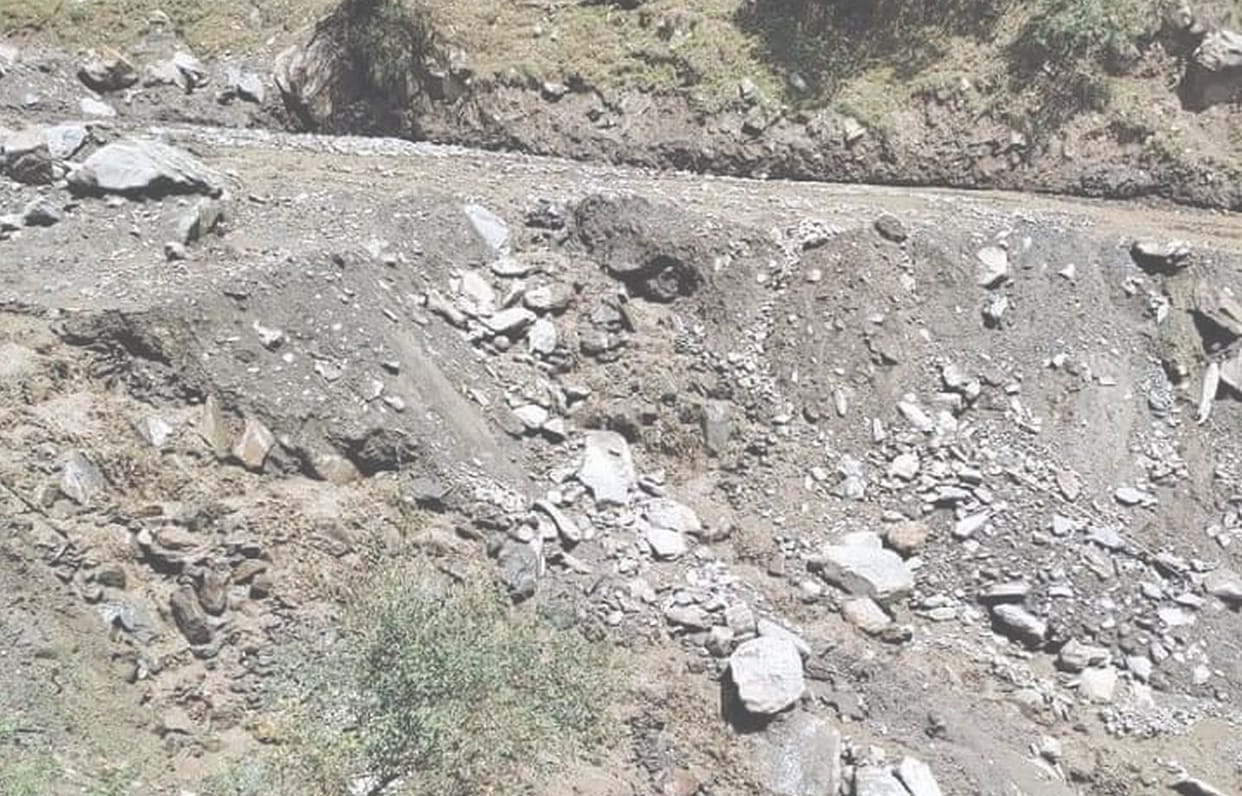 Landslides on the Granphu-Kaza road along Manali-Leh, vehicular movement stopped