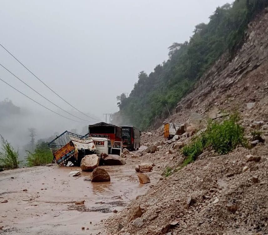 mandi news himachal news passengers stuck vehicle due to disruption road closed 81 mandi distt.