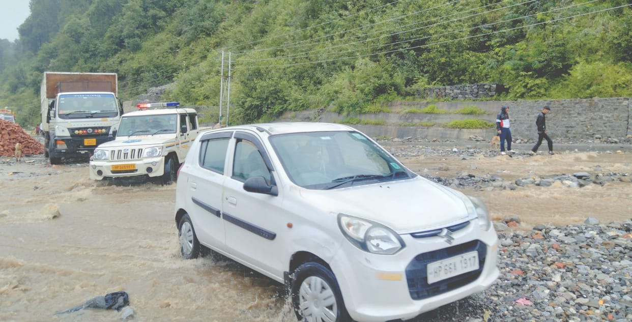 Landslide blocked more than 30 roads in Kullu district, 18 buses stuck