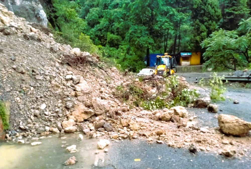 Rainfall in Mussoorie: Dehradun Mussoorie Road closed after debris comes on road Photos