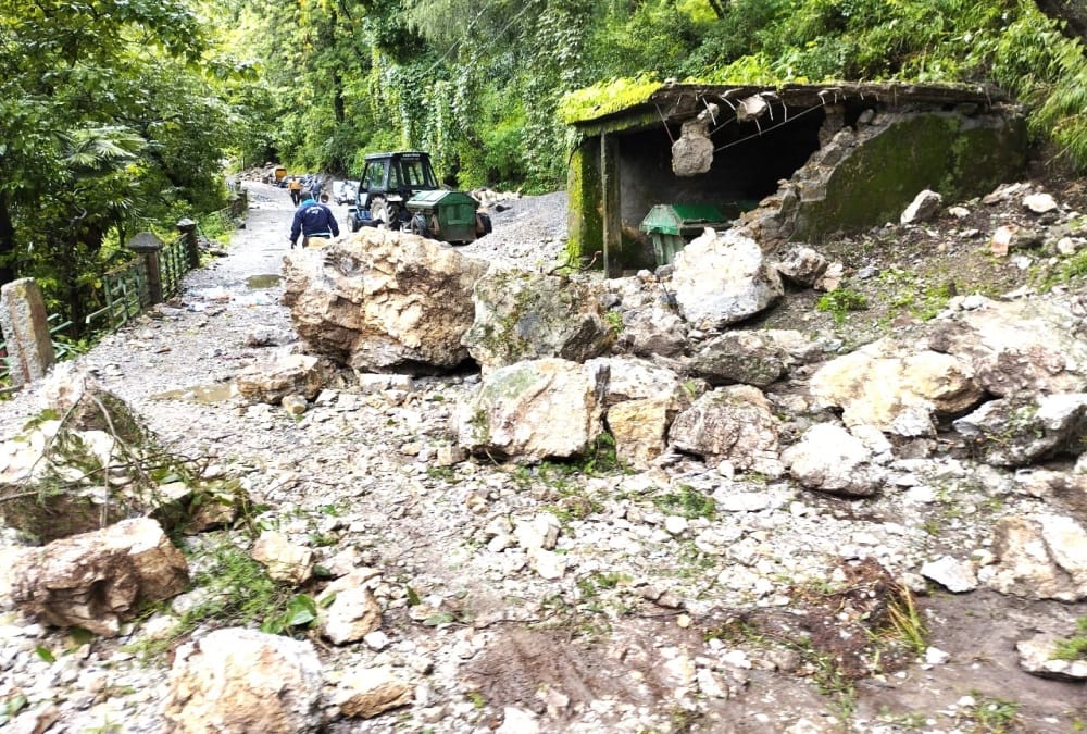 Rainfall in Mussoorie: Dehradun Mussoorie Road closed after debris comes on road Photos