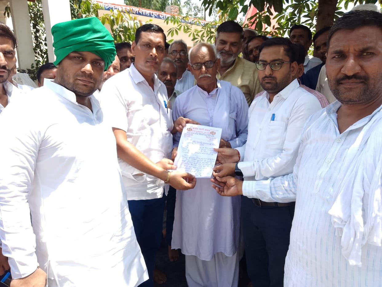 Tyagi society took to the road against Noida MP and SP spokesperson