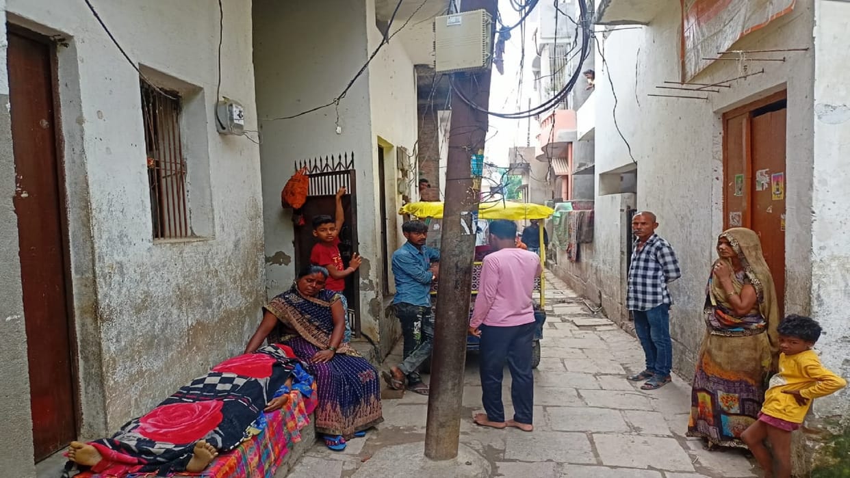 woman dies due to stumbling in varanasi on raksha bandhan
