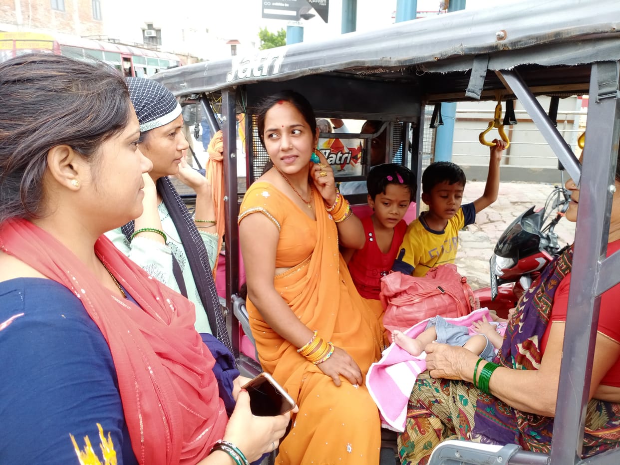 Sisters went to tie rakhi in private vehicles