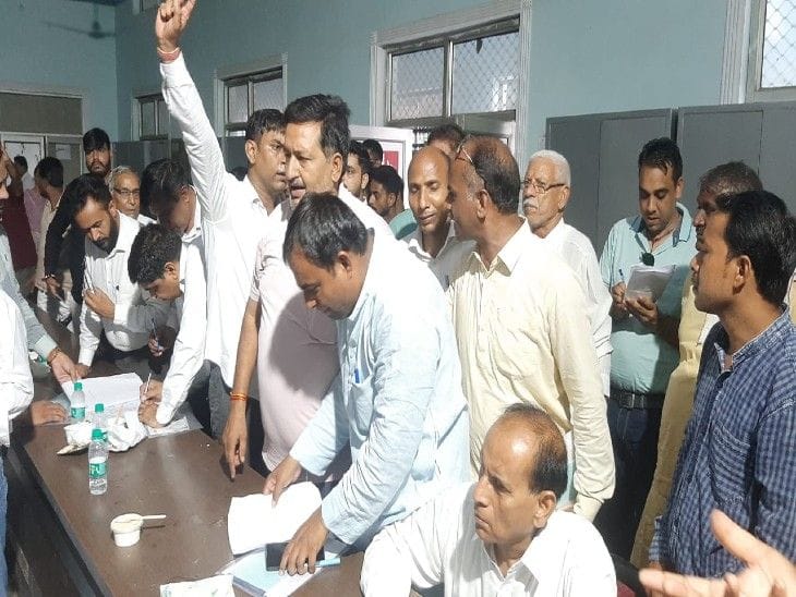 Uproar in the emergency meeting of NP, there was no agreement on two issues