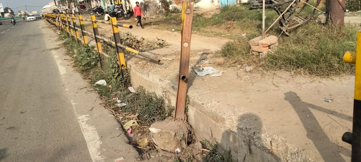 Broken railing on the side of the highway is inviting accidents
