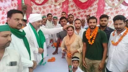 आयोजित कार्यक्रम में गायिका फरमानी नाज को आशीर्वाद देते राकेश टिकैत