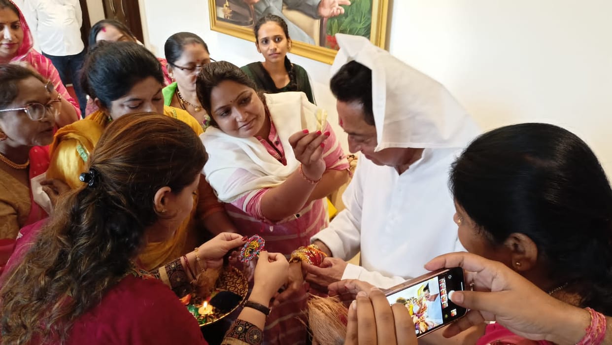 Madhya Pradesh: Women of Mahila Congress tied rakhi to Congress state president, Kamal Nath wished
