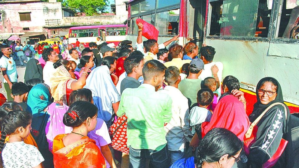 Huge crowd of passengers in roadways buses on Rakshabandhan in Agra ISBT