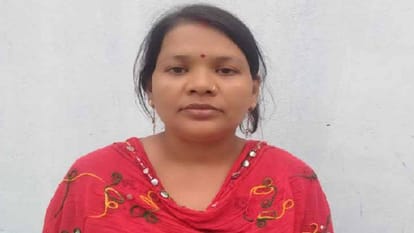 Robbery to woman in broad daylight in Hanumanganj