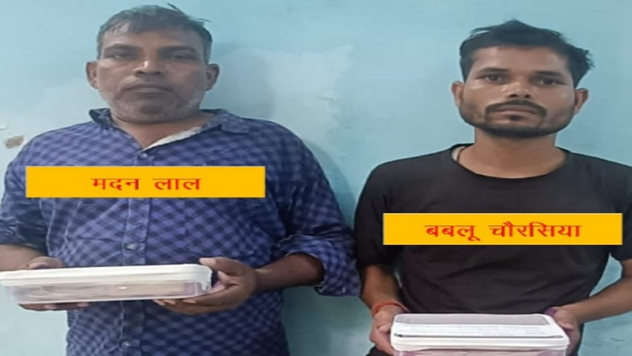 Two smugglers arrested with fake notes of 3.40 lakh