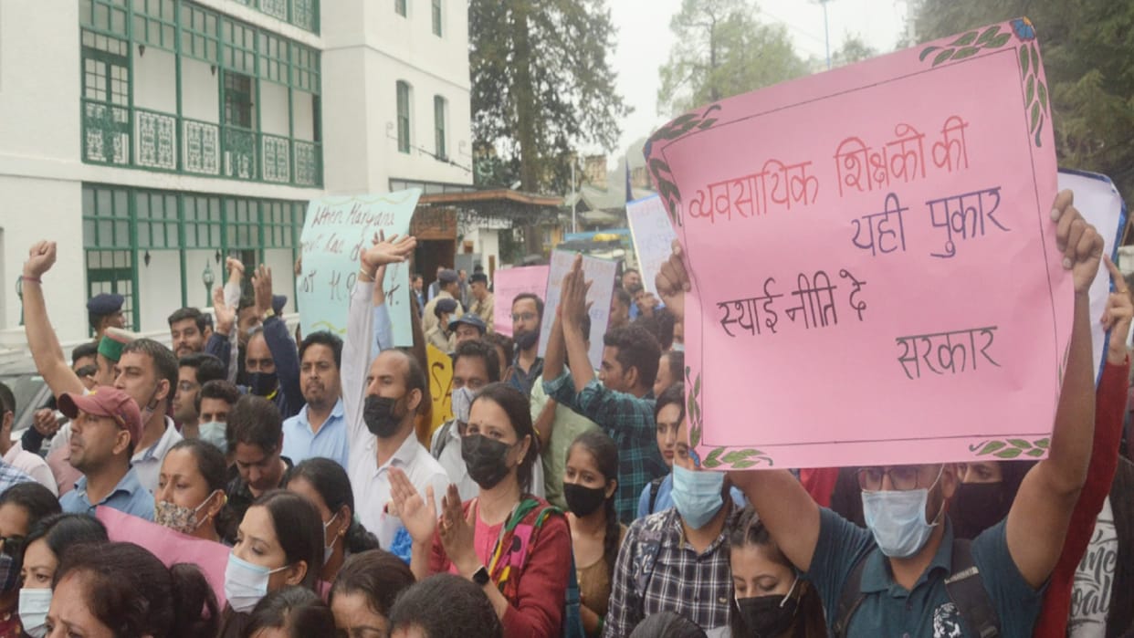 Vocational trainers protested for five hours amidst rain in Shimla