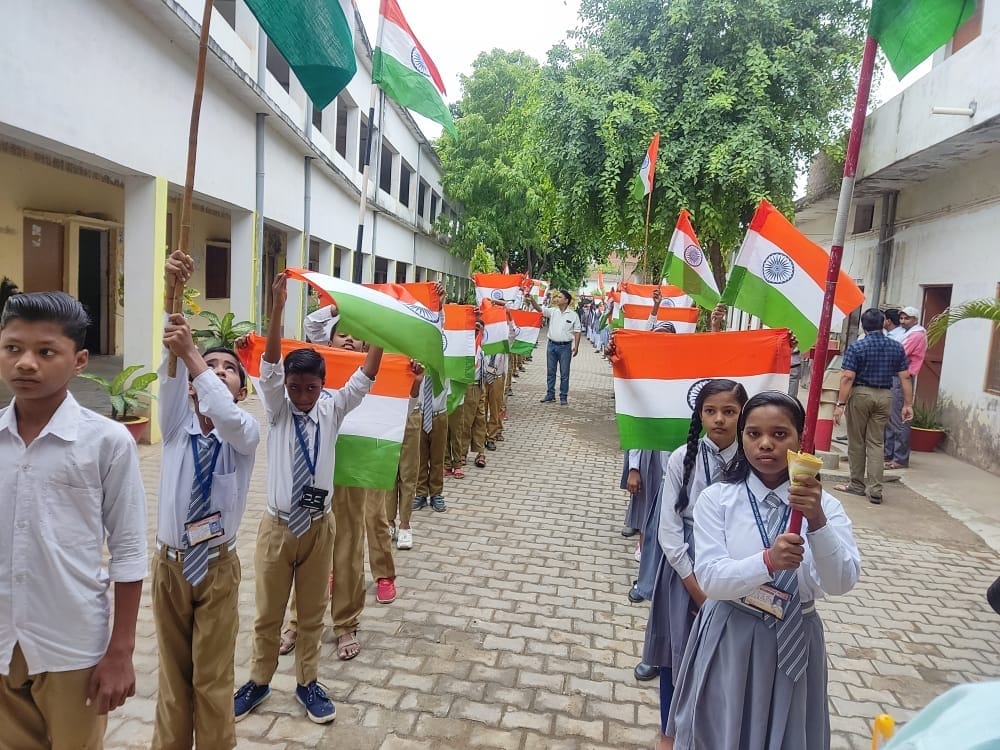 Patriotic songs sung with the tricolor in hand, Vande Mataram resonated