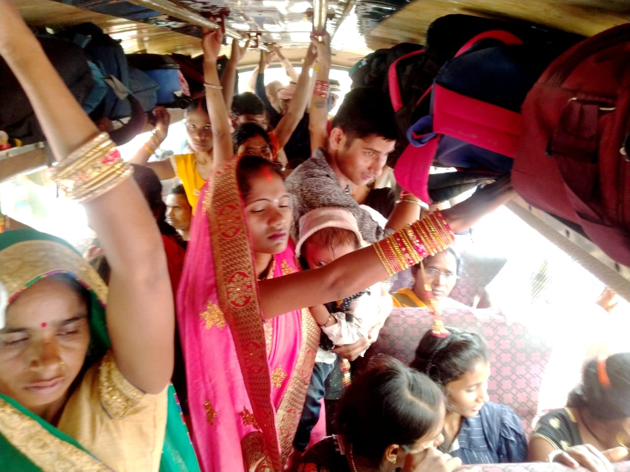 Sisters arrived to tie rakhi in buses
