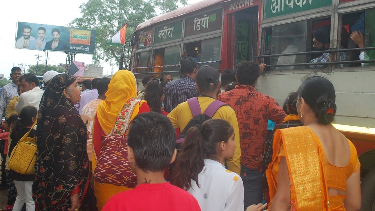 Hathras: Crowd gathered in roadways buses and trains on Rakshabandhan