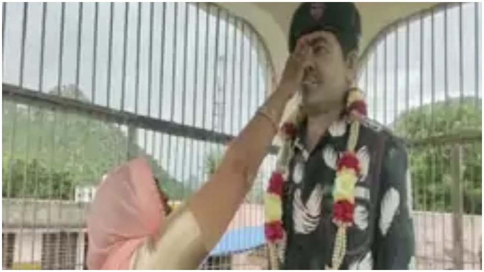 Raksha Bandhan Sisters Tied Rakhi On Statue Of Martyr Brothers Sikar Pali Rajasthan