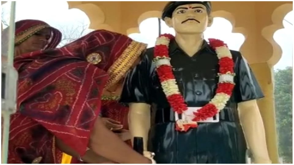 Raksha Bandhan Sisters Tied Rakhi On Statue Of Martyr Brothers Sikar Pali Rajasthan